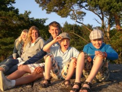 Elin, Anette, Emil, Erik och Peter myser p Uts klippor i solnedgngen