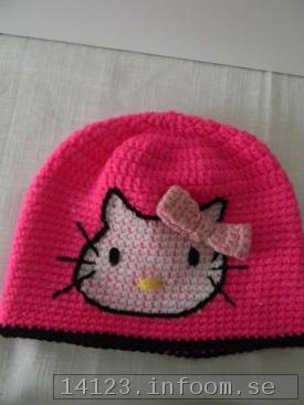 Hello KittyVirkad i akrylgarn och passar ett huvudomfng p ca 42-44 cm.            
        189 kr