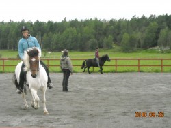 Nrmast i bild Vivi och FrostrosI mitten LisaLngst bort Ulla och Jalle