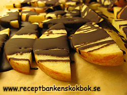 Name: apple-and-chocklate.jpg  Width: 250px  Height: 188px