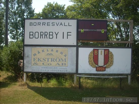 Borresvall heter allts den vackert belgna idrottsplatsen i Borrby. Hr spelar de rd-vita favoriterna.