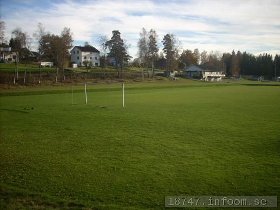 Bilden tagen frn den nordstra sidan av Sandevi (vid Fritsas hus) mot klubbstugan lngst bort. Denna vinkel anvndes ocks p den klassiska bilden p Sandevi tagen 1955 och som ocks anvndes p omslaget till jubileumsboken 1985.