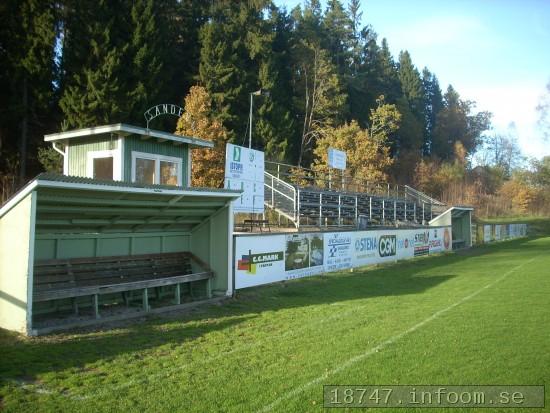 Hr ses avbytarbsen, speakerhuset samt lktaren som mest anvndes nr man spelade i div. 2. Bl.a. s mtte man exallsvenska GAIS infr ca 2000 skdare! D behvdes den!