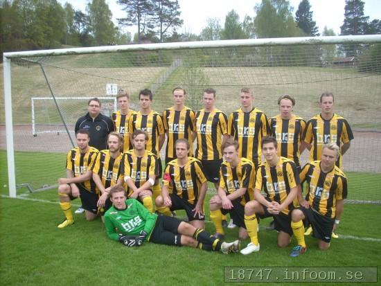 Hr ses A-laget i sina nya drkter innan matchen mot Fritsla IF p Kungaberg i maj 2011.
