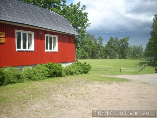 Här ses Skephults IP som ligger alldeles vid sidan av Skephults Bygdegård. Det verkar som om planen klipps när man sköter om bygdegårdens mark så den gamla klassiska arenan ser bra ut från håll. Här ses Skephults IP som ligger alldeles vid sidan av Skephults Bygdegård. Det verkar som om planen klipps när man sköter om bygdegårdens mark så den gamla klassiska arenan ser bra ut från håll.
