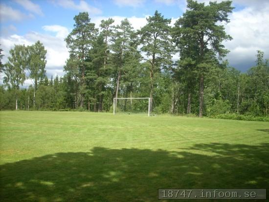 Undrar om det blir någon mer match på den gamla idrottsplatsen i Skephult. Målen väntar på att bli beskjutna och gräset väntar på att bli sprunget på. Hoppas att någon entusiast i framtiden vill dra igång fotbollen i Skephult igen!! Man njuter verkligen av miljön kring den gamla planen särskilt en fin sommardag då jag var där. Undrar om det blir någon mer match på den gamla idrottsplatsen i Skephult. Målen väntar på att bli beskjutna och gräset väntar på att bli sprunget på. Hoppas att någon entusiast i framtiden vill dra igång fotbollen i Skephult igen!! Man njuter verkligen av miljön kring den gamla planen särskilt en fin sommardag då jag var där.