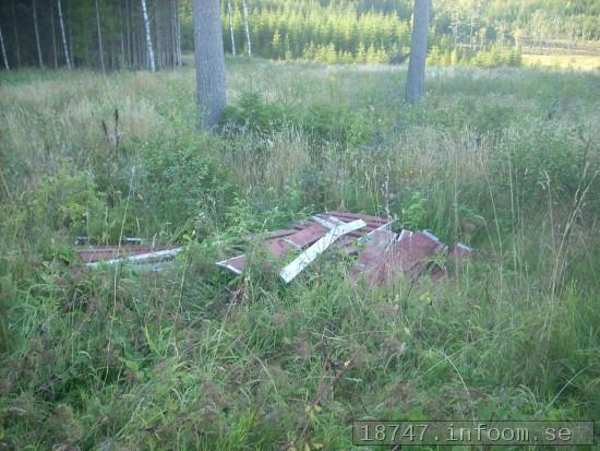 Här ligger troligtvis? de gamla avbytarbåsen längs ena långsidan som vetter västerut. Här kan man se att planen ligger högt upp då vägen mot Alingsås går långt där nere
i dalen. Här ligger troligtvis? de gamla avbytarbåsen längs ena långsidan som vetter västerut. Här kan man se att planen ligger högt upp då vägen mot Alingsås går långt där nere
i dalen.