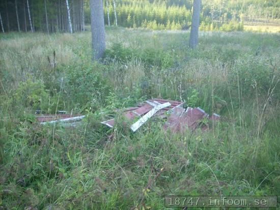 Hr ligger troligtvis? de gamla avbytarbsen lngs ena lngsidan som vetter vsterut. Hr kan man se att planen ligger hgt upp d vgen mot Alingss gr lngt dr nere
       i dalen. 