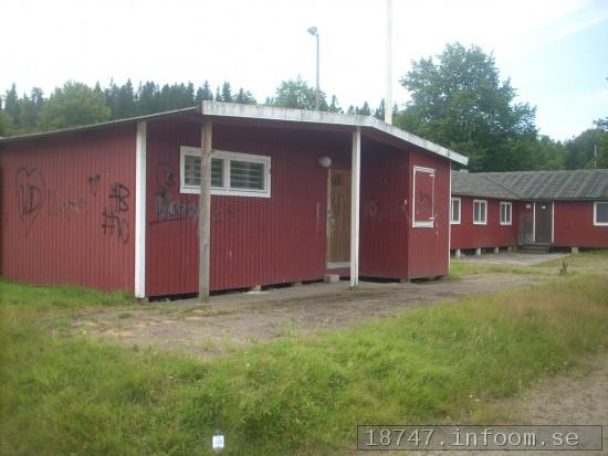 Här ses den gamla kiosken och på senare tid förrådet närmast med den gamla omklädningsbyggnaden bakom. Här har jag klätt om många gånger. Här ses den gamla kiosken och på senare tid förrådet närmast med den gamla omklädningsbyggnaden bakom. Här har jag klätt om många gånger.