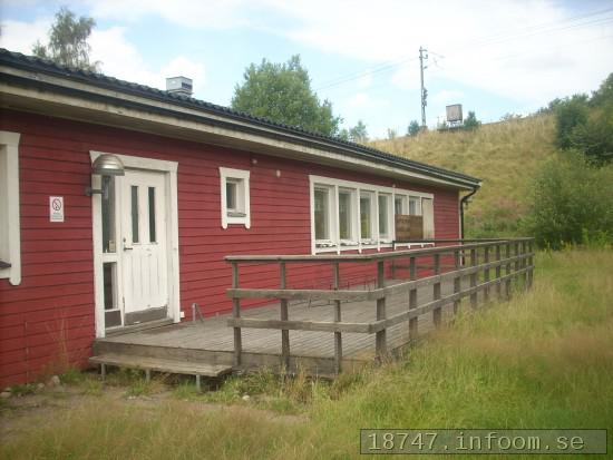 Den en gng s stolta klubbstugan med tillhrande servering och kansli var vandaliserad och ocks lmnad t sitt de. Det var till och med olst...