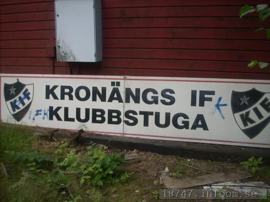 Den gamla stolta skylten på Hedvigsborgs IP som alla stolta KIF:are sett många gånger var lämnad åt sitt öde och låg ner på backen vid mitt besök. Den gamla stolta skylten på Hedvigsborgs IP som alla stolta KIF:are sett många gånger var lämnad åt sitt öde och låg ner på backen vid mitt besök.