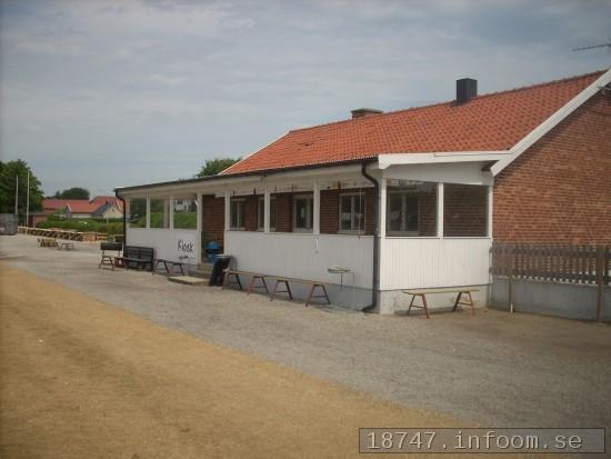 Klubbvillan är byggd med samma typ av sten som entrékurerna. Omklädningsrummen finns i källardelen och klubbrum, kök och kansli på övervåningen. Här har man också en fin plats även vid dåligt väder på den stora terassen ut mot planen. Klubbvillan är byggd med samma typ av sten som entrékurerna. Omklädningsrummen finns i källardelen och klubbrum, kök och kansli på övervåningen. Här har man också en fin plats även vid dåligt väder på den stora terassen ut mot planen.