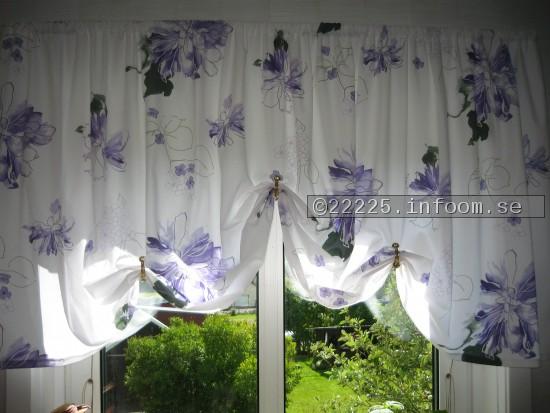 Sydde en ny gardin till mitt sovrum av det bästa tänkbara tyget från Pakistan, som alltid är 240 cm brett. Den här vita kappan med lila blomstergrupper är 90-240 cm. Gör tygbågar av gardinringar i den färg som Ni tycker matchar tyget. Resultatet blir propert och prydligt (men tänk på att tyget bör vara följsamt för att falla mjukt). Sydde en ny gardin till mitt sovrum av det bästa tänkbara tyget från Pakistan, som alltid är 240 cm brett. Den här vita kappan med lila blomstergrupper är 90-240 cm. Gör tygbågar av gardinringar i den färg som Ni tycker matchar tyget. Resultatet blir propert och prydligt (men tänk på att tyget bör vara följsamt för att falla mjukt).