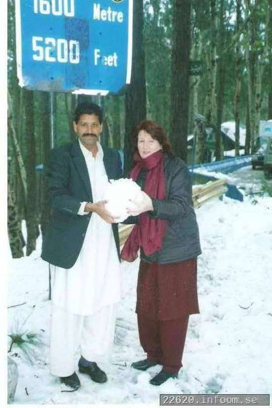 Amjed och jag i Murree januari 2004. Min svger.