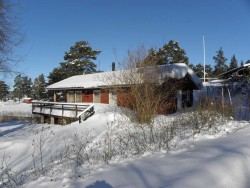 Svante och Evas hus i vinterskrud.