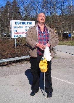 Hkan verkar ha en bnestund eller s kanske han bara solar sig lite.