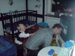 Nyrsafton och jag lter uncle Marc knna p TV-kittlet.