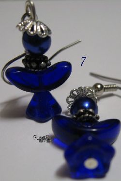 BlaAngel
Blå Ängel är 4 cm lång har en blå vaxpärla som huvud, en silvrig pärlhatt, en halskrage av tibetsilver, blåa glasvingar och en blå glaskjol (kinablomma).
Pris: 50:- (Svenska Kronor) BlaAngel
Blå Ängel är 4 cm lång har en blå vaxpärla som huvud, en silvrig pärlhatt, en halskrage av tibetsilver, blåa glasvingar och en blå glaskjol (kinablomma).
Pris: 50:- (Svenska Kronor)