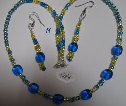 BlaGulGlitter
Nummer 11 och 12
BlågultGlitter heter detta set. Halsbandet är 50 cm olåst och består av blå/turkosa fyrkanter i glas, gula farfellepärlor och turkosblå störra rocalies. Klolås. Örhängen är 6,7 cm långa de sitter på dubbel tråd så före och efter den stora fyrkantspärlan finns det gula farfelle i dubbel rad.
Pris: 230:- (Svenska Kronor) BlaGulGlitter
Nummer 11 och 12
BlågultGlitter heter detta set. Halsbandet är 50 cm olåst och består av blå/turkosa fyrkanter i glas, gula farfellepärlor och turkosblå störra rocalies. Klolås. Örhängen är 6,7 cm långa de sitter på dubbel tråd så före och efter den stora fyrkantspärlan finns det gula farfelle i dubbel rad.
Pris: 230:- (Svenska Kronor)