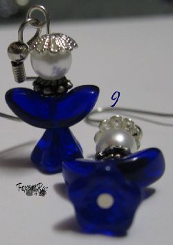 BlaVitAngel
Blå/Vit Ängel är 4 cm lång har en vit vaxpärla som huvud, en silvrig pärlhatt, en halskrage av tibetsilver, blåa glasvingar och en blå glaskjol (kinablomma).
Pris: 50:- (Svenska Kronor) BlaVitAngel
Blå/Vit Ängel är 4 cm lång har en vit vaxpärla som huvud, en silvrig pärlhatt, en halskrage av tibetsilver, blåa glasvingar och en blå glaskjol (kinablomma).
Pris: 50:- (Svenska Kronor)