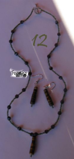 GronKanel
Nummer 12
Halsband&Örhängen
Halsbandet är 54 cm långt olåst. Centern är 3,5 cm. GrönKanel fick denna skapelse heta för att hänget ser ut lite som en kanelstång. Halsbandet består av ett hänge som ser ut lite som en pepparkvarn i formen och det är brun/grön/grå/gul i färgen. Gråa Cat Eye (kulorna) matta grå och gröna små rocalies i ett oregelbundet mönster. Toggellås.
Örhängen
Örhänget är 4,5 cm långt och består av samma glaspärlor som halsbandet.
Pris: 230:- (svenska Kronor) GronKanel
Nummer 12
Halsband&Örhängen
Halsbandet är 54 cm långt olåst. Centern är 3,5 cm. GrönKanel fick denna skapelse heta för att hänget ser ut lite som en kanelstång. Halsbandet består av ett hänge som ser ut lite som en pepparkvarn i formen och det är brun/grön/grå/gul i färgen. Gråa Cat Eye (kulorna) matta grå och gröna små rocalies i ett oregelbundet mönster. Toggellås.
Örhängen
Örhänget är 4,5 cm långt och består av samma glaspärlor som halsbandet.
Pris: 230:- (svenska Kronor)