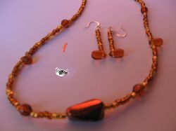 Guldbrundroppe
Nummer 1
Halsband&Örhängen
Halsbandet är 51cm långt olåst.
CenterPärlan i glas är ca 2cm lång och 2-färgad svart och koppar. Det finns 4 större glasfasetter på halsbandet kopparfärg och 2 glastårar i kopparfärg resten betsår av större rocalies (glas) i guld och koppar.
Örhängen
De är 5cm långa består av samma material som halsbandet, rocalies och avslutas med en glastår.
Pris: 250:- (svenska Kronor) Guldbrundroppe
Nummer 1
Halsband&Örhängen
Halsbandet är 51cm långt olåst.
CenterPärlan i glas är ca 2cm lång och 2-färgad svart och koppar. Det finns 4 större glasfasetter på halsbandet kopparfärg och 2 glastårar i kopparfärg resten betsår av större rocalies (glas) i guld och koppar.
Örhängen
De är 5cm långa består av samma material som halsbandet, rocalies och avslutas med en glastår.
Pris: 250:- (svenska Kronor)