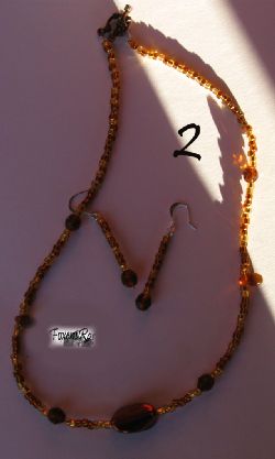 Guldbrunfassett
Nummer 2
Halsband&Örhängen
Halsbandet är 51cm långt olåst.
CenterPärlan i glas är ca 2cm lång och 2-färgad svart och koppar. Det finns 4 större glasfasetter på halsbandet kopparfärg och 2 glastårar i kopparfärg resten betsår av större rocalies (glas) i guld och koppar.
Örhängen
De är 5cm långa består av samma material som halsbandet, rocalies och avslutas med en fasset.
Pris: 250:- (svenska Kronor) Guldbrunfassett
Nummer 2
Halsband&Örhängen
Halsbandet är 51cm långt olåst.
CenterPärlan i glas är ca 2cm lång och 2-färgad svart och koppar. Det finns 4 större glasfasetter på halsbandet kopparfärg och 2 glastårar i kopparfärg resten betsår av större rocalies (glas) i guld och koppar.
Örhängen
De är 5cm långa består av samma material som halsbandet, rocalies och avslutas med en fasset.
Pris: 250:- (svenska Kronor)