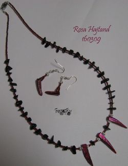 RosaHajTand-Halsband+Örhänge
Är ett Halsband med klös i det var riktigt kul att göra. Hade jag inte fått tänderna i present hade det säkert dröjt innan jag hade gjort sanna. Halsbandet är 58 cm långt olåst och låset är ett instickslås som ser ut som ett hjärta. Den längsta tanden är ca 3cm lång annars så finns det svarta agat chips, underbarar dubbeldaysis och en rocaliepärlasom går i röd-svart.
Pris 285:- (Svenska Kronor) RosaHajTand-Halsband+Örhänge
Är ett Halsband med klös i det var riktigt kul att göra. Hade jag inte fått tänderna i present hade det säkert dröjt innan jag hade gjort sanna. Halsbandet är 58 cm långt olåst och låset är ett instickslås som ser ut som ett hjärta. Den längsta tanden är ca 3cm lång annars så finns det svarta agat chips, underbarar dubbeldaysis och en rocaliepärlasom går i röd-svart.
Pris 285:- (Svenska Kronor)