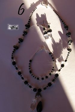 SvartVit
Nummer 6
Halsband&Armband&Örhängen (***detta set finns i 5 exemplar***)
Halsbandet är 49 cm olåst.
Centerhänget är 4,5 cm långet och betsår av 1 vit genomskinlig större vriden glasdroppe och av en svart större vriden glasdroppe som hänger i ett litet metallhänge.
I övrigt finns det svarta halvädelstens chips, vita genomskinliga facett rondeller, svarta större facetter, vita halvgenomskinliga glasformer, svartaJet avlånga&runda och svartaJet kulor, vita genomskinliga rocalies små och svarta större rocalies. Toggellås.
Armbandet är 18,5 cm olåst.
Det består av vita genomskinliga facett rondeller, mindre svarta facetter, en avlång&rund svartJet, en avlång&rund vit ogenomskinlig pärla, svarta större rocalies och mindre vita genomskinliga rocalies.Springringslås.
Örhängen
Består av en vit genomskinlig mindre rak droppe, en halvädelstens chip, en vit ogenomskinlig rondell och en avlång&rund svartJet pärla.
Pris: 430:- (svenska Kronor) SvartVit
Nummer 6
Halsband&Armband&Örhängen (***detta set finns i 5 exemplar***)
Halsbandet är 49 cm olåst.
Centerhänget är 4,5 cm långet och betsår av 1 vit genomskinlig större vriden glasdroppe och av en svart större vriden glasdroppe som hänger i ett litet metallhänge.
I övrigt finns det svarta halvädelstens chips, vita genomskinliga facett rondeller, svarta större facetter, vita halvgenomskinliga glasformer, svartaJet avlånga&runda och svartaJet kulor, vita genomskinliga rocalies små och svarta större rocalies. Toggellås.
Armbandet är 18,5 cm olåst.
Det består av vita genomskinliga facett rondeller, mindre svarta facetter, en avlång&rund svartJet, en avlång&rund vit ogenomskinlig pärla, svarta större rocalies och mindre vita genomskinliga rocalies.Springringslås.
Örhängen
Består av en vit genomskinlig mindre rak droppe, en halvädelstens chip, en vit ogenomskinlig rondell och en avlång&rund svartJet pärla.
Pris: 430:- (svenska Kronor)