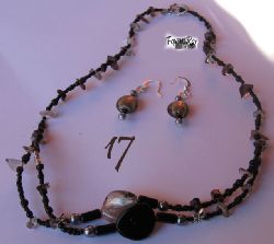 Trollslanda
Nummer 17
Halsband&Örhängen
Halsbandet är 50 cm olåst. Det består av ett vridet silvrigt hänge 1,5 cm och ett platt runt hänge svart 1,6 cm, bergskristallschips och topaz eller tigerögachips (är osäker) bruna matta störra rocalie, svarta små och större rocalies, hematitrör och 4 Trollsländor 0,5 cm samt silverkulor. Toggellås.
Örhängen
Örhänget är 3,5 cm och består av ett silvrigt hänge 1 cm, 2 silverkulor och svarta rocalies.
Pris: 230:- (svenska Kronor) Trollslanda
Nummer 17
Halsband&Örhängen
Halsbandet är 50 cm olåst. Det består av ett vridet silvrigt hänge 1,5 cm och ett platt runt hänge svart 1,6 cm, bergskristallschips och topaz eller tigerögachips (är osäker) bruna matta störra rocalie, svarta små och större rocalies, hematitrör och 4 Trollsländor 0,5 cm samt silverkulor. Toggellås.
Örhängen
Örhänget är 3,5 cm och består av ett silvrigt hänge 1 cm, 2 silverkulor och svarta rocalies.
Pris: 230:- (svenska Kronor)