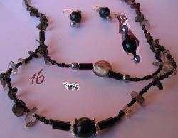 TaviEn
Nummer 16
Halsband&Örhängen
Halsbandet är 45 cm olåst. Det består av bergskristallschips,topas eller tigerögachips (är osäker), hematitrör, silvrig mindre pärla, glashänge 1cm genomskinligt/silver, svarta mindre och större rocalies, svart kula och pärlhattar. Toggellås.
Örhängen
Örhänget är 4 cm och består av en svart kula, 2 mindre silverkulor och svarta roclaies.
Pris: 230:- (svenska kronor) TaviEn
Nummer 16
Halsband&Örhängen
Halsbandet är 45 cm olåst. Det består av bergskristallschips,topas eller tigerögachips (är osäker), hematitrör, silvrig mindre pärla, glashänge 1cm genomskinligt/silver, svarta mindre och större rocalies, svart kula och pärlhattar. Toggellås.
Örhängen
Örhänget är 4 cm och består av en svart kula, 2 mindre silverkulor och svarta roclaies.
Pris: 230:- (svenska kronor)