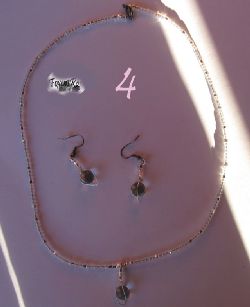 VitaKulor
Nummer 4
Halsband&Örhängen
Halsbandet är 55 cm olåst.
Halsbandet har en center bestående av en liten genomskinlig glaskula och silveriga rocalies. I övrigt är det vita och silvriga rocalies. Karbinlås.
Örhängen
De är 4 cm långa och är gjorda som centern i halsbandet.
Pris: 230:- (svenska Kronor) VitaKulor
Nummer 4
Halsband&Örhängen
Halsbandet är 55 cm olåst.
Halsbandet har en center bestående av en liten genomskinlig glaskula och silveriga rocalies. I övrigt är det vita och silvriga rocalies. Karbinlås.
Örhängen
De är 4 cm långa och är gjorda som centern i halsbandet.
Pris: 230:- (svenska Kronor)