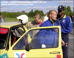 Fredrik Ljungberg lmnar ver hjlmen efter en av sina krningar.