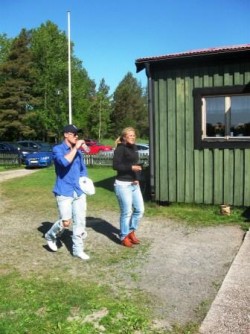 Anja Persson och Jens Byggmark anlnder till Lundaplan fr lite morgonfika.