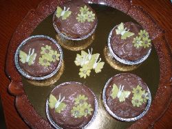 Muffins med dekoration som familjen blev bjuden p...