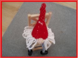 Tomte sittande p stol