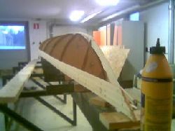 Vattenfast trälim används för att limma lister kant i kant, byggmetoden kan ändras om man bygger kajak med skarpa slag på V -  bottnade kajaker.