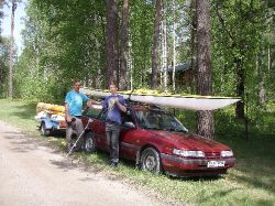 Frame i Älvhyttan, dags att lasta av en kajak och en kanot.