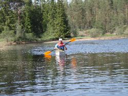 Det är lugna vatten att paddla på i trånga älvar som det här, men Svartälven är lång och det finns ibland stora sjöar att passera. Det är lugna vatten att paddla på i trånga älvar som det här, men Svartälven är lång och det finns ibland stora sjöar att passera.