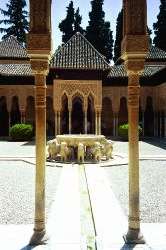 Inne i det pampiga Alhambra byggt på 1300-talet i morisk stil. Denna brunn heter Inne i det pampiga Alhambra byggt på 1300-talet i morisk stil. Denna brunn heter