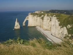 Vid den s.k. Alabasterkusten ligger Falaise d'Aval utanför Etretat i Normandie. Klippan liknar en elefantsnabel. Vid den s.k. Alabasterkusten ligger Falaise d'Aval utanför Etretat i Normandie. Klippan liknar en elefantsnabel.