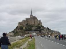 Mont-St-Michel på gränsen mellan Normandie och Bretagne. En av Frankrikes största turistattraktioner. Över 1 miljon besökare varje år. Så vad gör 3 ytterligare besökare? Mont-St-Michel på gränsen mellan Normandie och Bretagne. En av Frankrikes största turistattraktioner. Över 1 miljon besökare varje år. Så vad gör 3 ytterligare besökare?