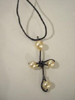 Halsband med dskallar i strass ligger under kat. special halsband