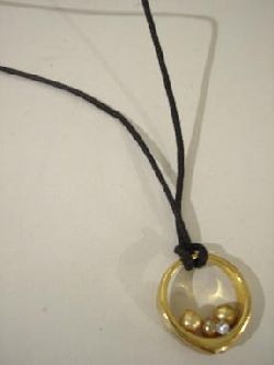 Halsband med dskallar i strass ligger under kat. special halsband