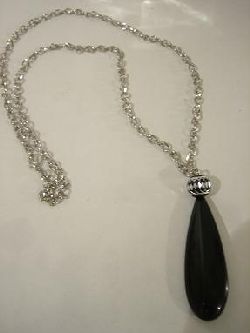 Halsband med dskallar i strass ligger under kat. special halsband