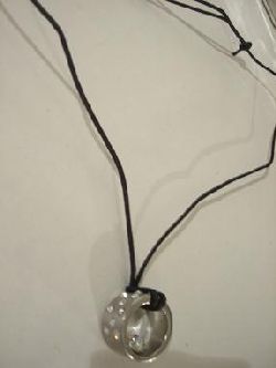 Halsband med dskallar i strass ligger under kat. special halsband