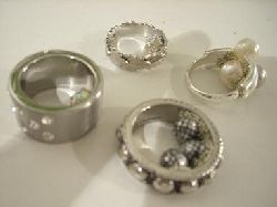 Halsband med dskallar i strass ligger under kat. special halsband