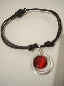 Halsband med dskallar i strass ligger under kat. special halsband