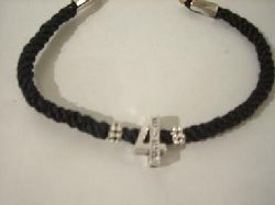 Halsband med dskallar i strass ligger under kat. special halsband