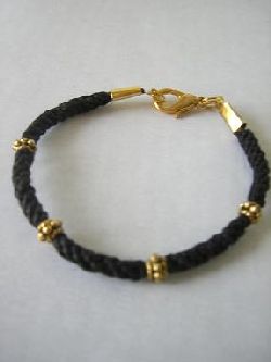 Halsband med dskallar i strass ligger under kat. special halsband